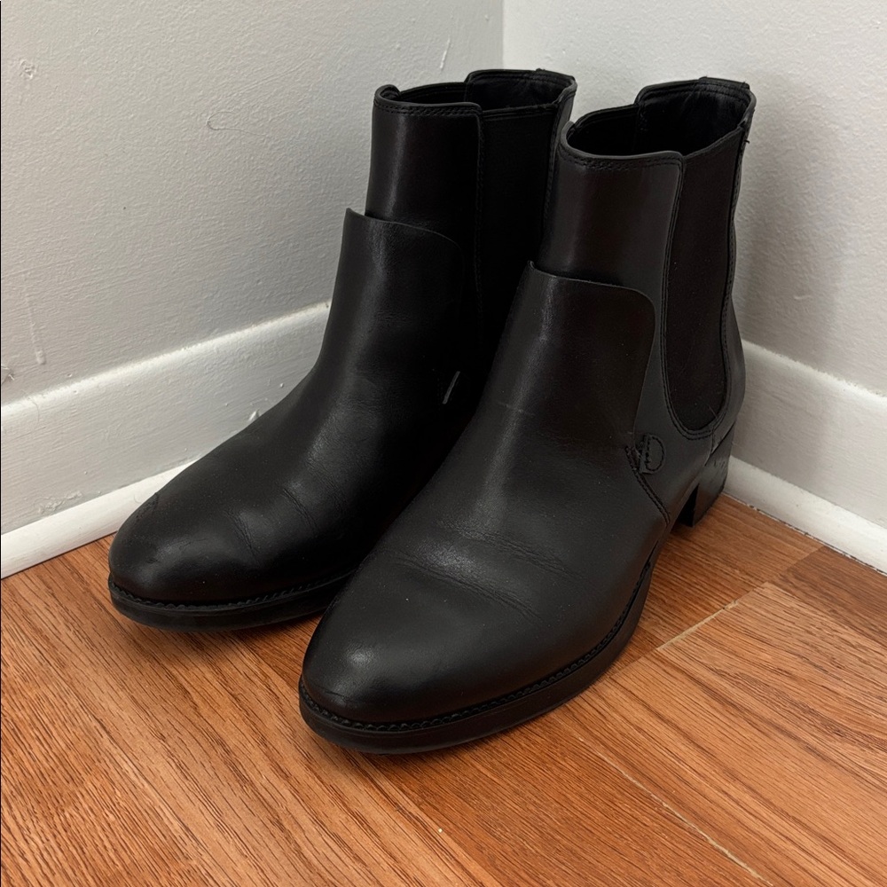 Tory Burch Black Leather Womens Chelsea Boots Sleek Minimalist size 9 M